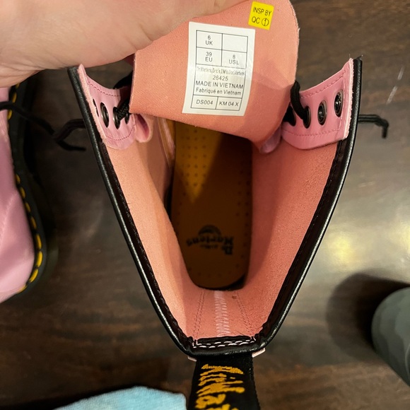Dr. Martens 1460 Patent leather Pale Pink Combat Boots Barbiecore size 8 women’s - Picture 2 of 14